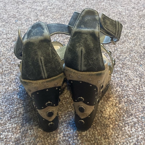 Super funky dark gray and cream studded wedge - Picture 2 of 6